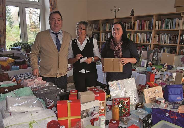 „Die große Tombola ist seit 20 Jahren eines der Highlights der Veranstaltung“, sagt Direktor des Caritashauses, Raphael Maria Kloeppel (l.).