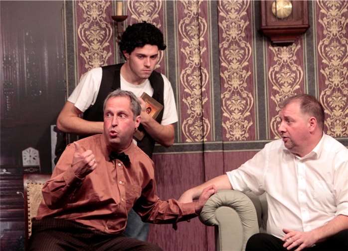 Die große Überraschung: Onkel Gustav präsentiert der Verwandtschaft den unehelichen Sohn aus Griechenland.