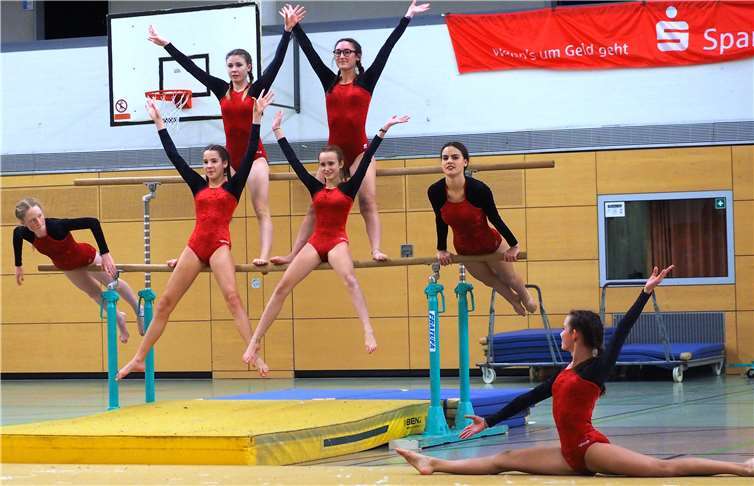 Die große Wettkampfgruppe am Stufenbarrenunter dem Motto: „Turnen es war einmal“.