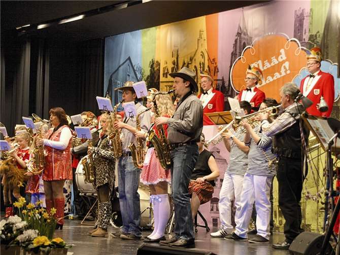 Die große bunte Truppe des Musikzuges „Rot-Weiss“ hatte einige „Kölsche Lieder“ im Angebot.