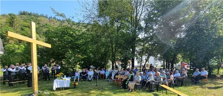 Die große von Bäumen beschattete Wiese der evangelischen Kirchengemeinde rund um die Auferstehungskapelle bot ein ideales Gelände für diesen konzertanten Gottesdienst.  Foto: privat