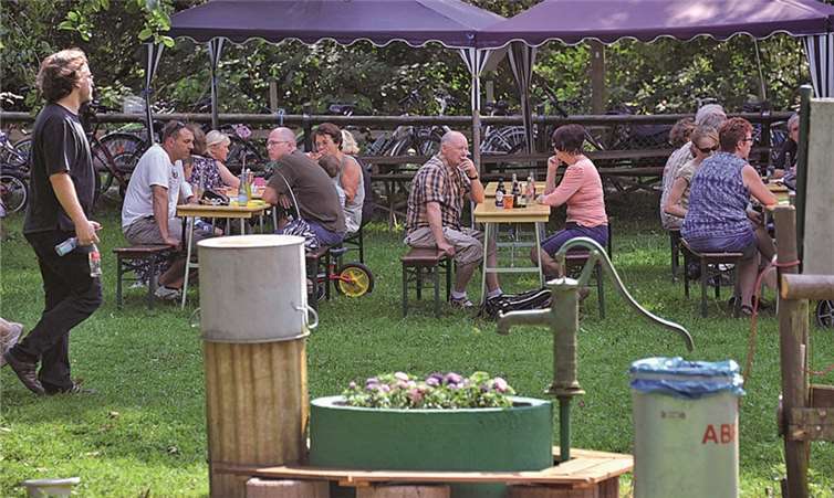 Die „großen“ Gäste verbrachten den Nachmittag gemütlich im Schatten der Pavillons.