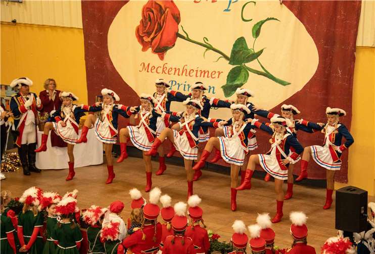 Die großen Mädchen tanzten vor der Proklamation.Fotos: CEW