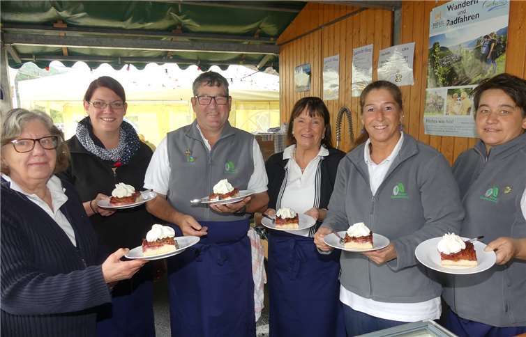 Die großen Stücke mit saftigem Quetschekooche une einem Schlag Sahne gingen weg wie warme Semmel.