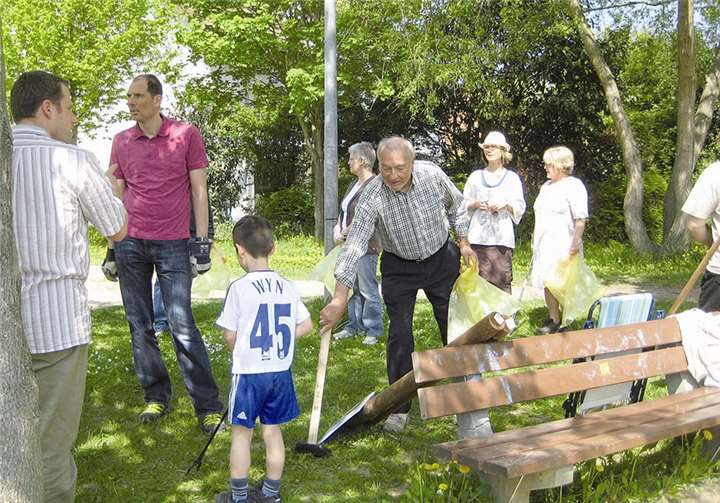 Die großen und kleinen Helfer sammelten fleißig Unrat auf den öffentlichen Wegen. privat