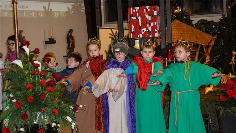 Die großen und kleinen Sternsinger gestalteten den Gottesdienst aktiv mit.