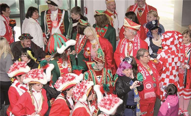 Die großen und kleinen Tollitäten ziehen in das RaiffeisenHaus ein.
