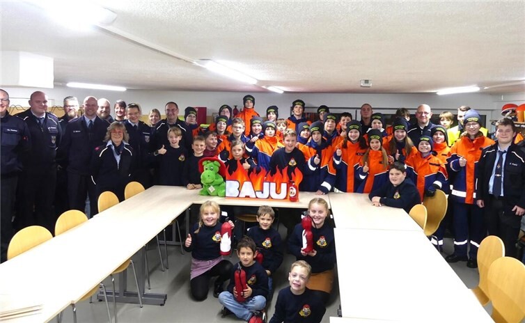 Die großzügige Geldspende wurde für die Beschaffung von neuem Mobiliar und Einsatzbekleidung verwendet. Foto: TE