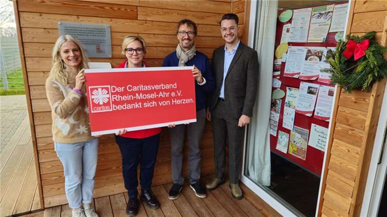 Die großzügige Spende von Familie Hemmers kommt den Angeboten für Kinder, Jugendliche und Familien im Gemeinschaftshaus Herzensweg zugute. Darüber freuen sich (v. l. n .r.) Pamela Kropitsch, Nadine Titze-Waltersdorf (Caritas), Jürgen Hemmers und Niklas Sebastian (Fachdienstleiter der Caritas-Fluthilfe).  Foto: Die großzügige Spende von Familie Hemmers kommt den Angeboten für Kinder, Jugendliche und Familien im Gemeinschaftshaus Herzensweg zugute. Darüber freuen sich (v. l. n .r.) Pamela Kropitsch, Nadine Titze-Waltersdorf (Caritas), Jürgen Hemmers und Niklas Sebastian (Fachdienstleiter der Caritas-Fluthilfe).