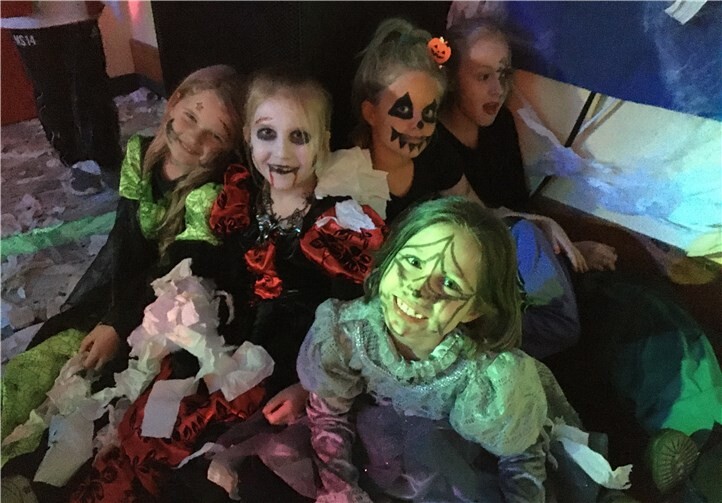 Die gruselige Kostümierung der Grundschüler sorgte auch für eine stimmungsvolle Atmosphäre. Foto: privat