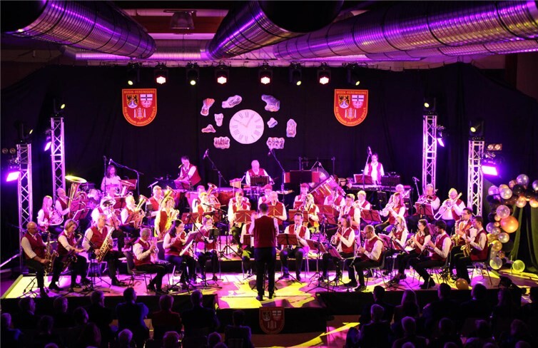 Die gut 40 Musikerinnen- und Musiker der Musikvereinigung Bad Neuenahr-Ahrweiler nahmen die Gäste mit auf eine emotionale, musikalische Zeitreise. Foto: DU