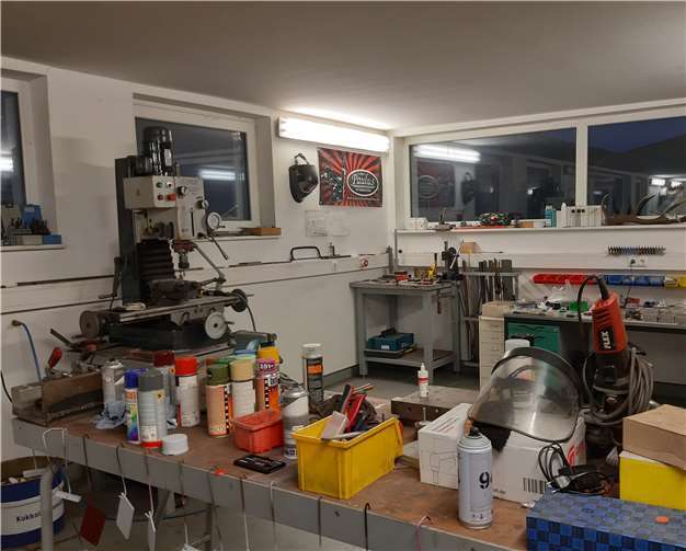 Die gut ausgestattete Werkstatt des Künstlers und Handwerkers.