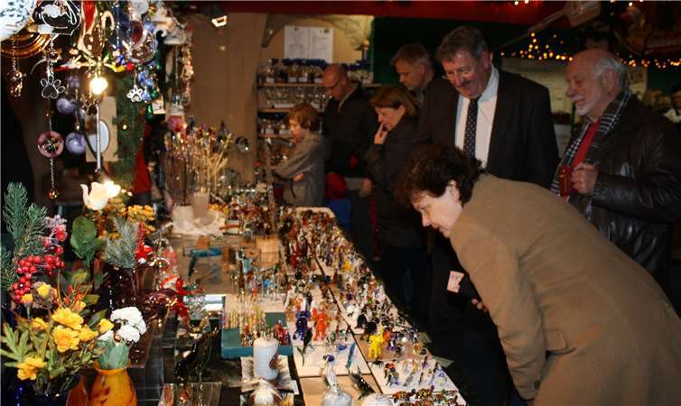 Die gut bestückten Verkaufsstände des „SternZaubermarktes“zogen schon zur Eröffnung die Aufmerksamkeit der Besucher auf sich.