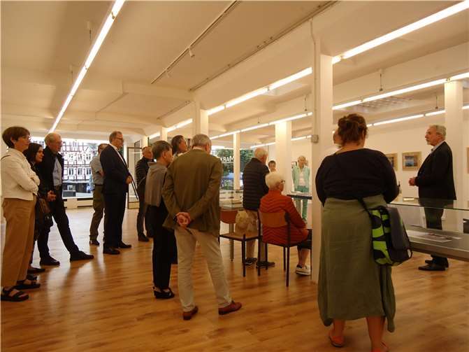 Die gut besuchte Vernissage wurde von Stadtbürgermeister Dr. Hans Georg Faust mit einem Grußwort eröffnet. Foto: Zeitgenössische und historische Kunst Linz am Rhein e.V.