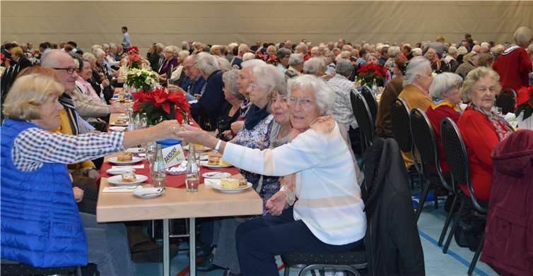 Die gut gefüllte Rheinhalle beim Seniorennachmittag.Foto: AB