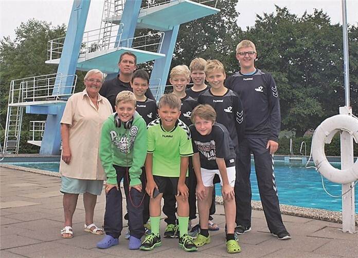 Die gut gelaunte Mannschaft im örtlichen Freibad am Dobben.privat