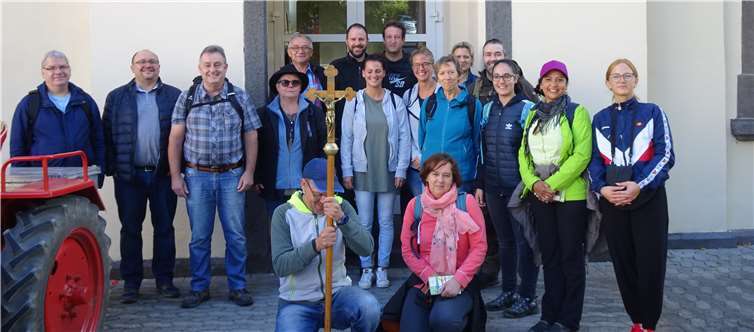 Die gut gelaunte Pilgergruppe versammelte sich zu Beginn der Wallfahrt vor dem Altbau der Barmherzigen Brüder Saffig.Foto: privat