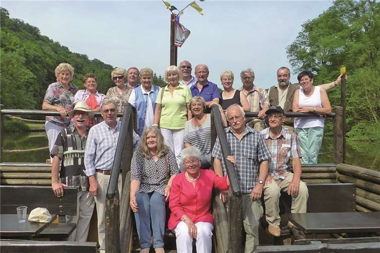 Die gut gelaunten Fahrtteilnehmer auf dem Lahn-Floß. privat