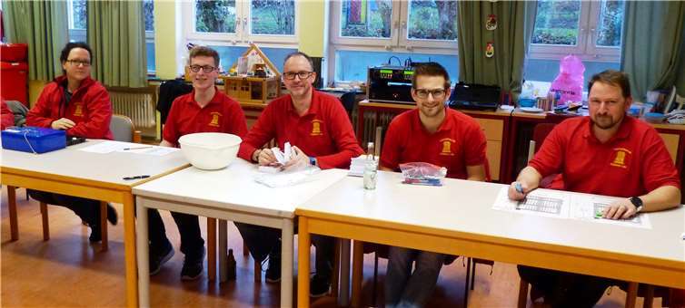 Die gut gelaunten Heimatfreunde beim Kartenvorverkauf.Privat