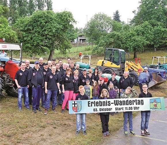 Die gut gelaunten Mitglieder mit Kind und Kegel beim Traktortreffen. privat