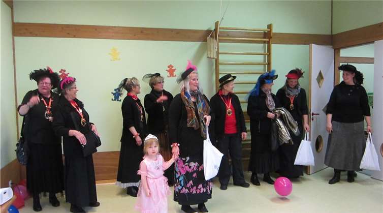 Die gut gelaunten Möhnen feierten gemeinsam mit den Kindern. privat