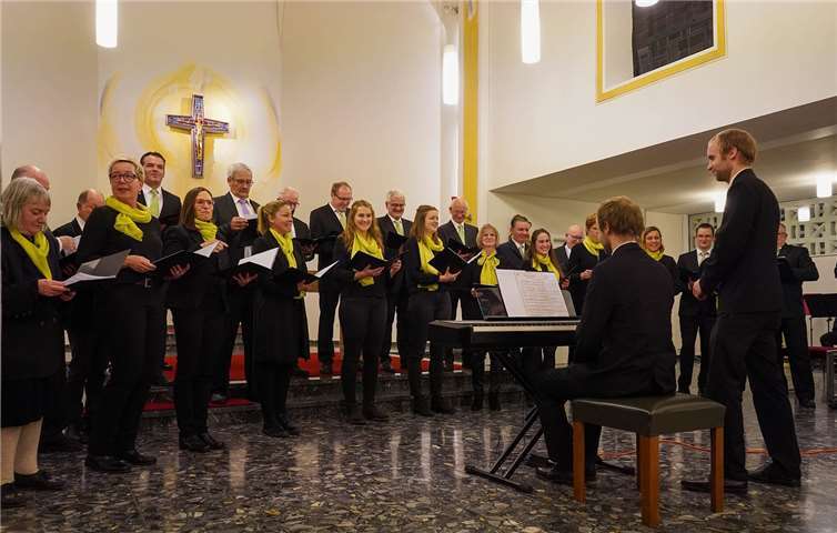Die gut gelaunten Sängerinnen und Sänger konnten mit ihrer Darbietung das Publikum in ihren Bann ziehen. Foto: Udo Szillat