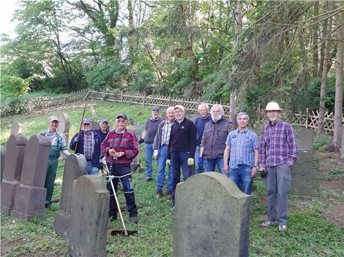 Die gut gelaunten Vereinsmitglieder entfernten bei der diesjährigen ersten Pflegeaktion die im Winter und bei den Frühjahrsstürmen heruntergefallenen Äste, unzählige Tannenzapfen, viel Laub und Wildwuchs, sodass der jüdische Friedhof auch dadurch wieder in einem guten und gewohnt gepflegten Zustand ist.  Foto: Gisela Reichrath