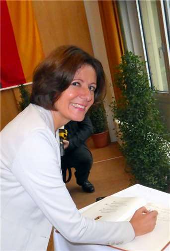 Die gute Qualität der Verwaltungsausbildung in Mayen ist bekannt und wird geschätzt, bestätigte Ministerpräsidentin Malu Dreyer bei ihrer Festansprache und der Signierung des Gästebuches zum Jubiläumsfest.