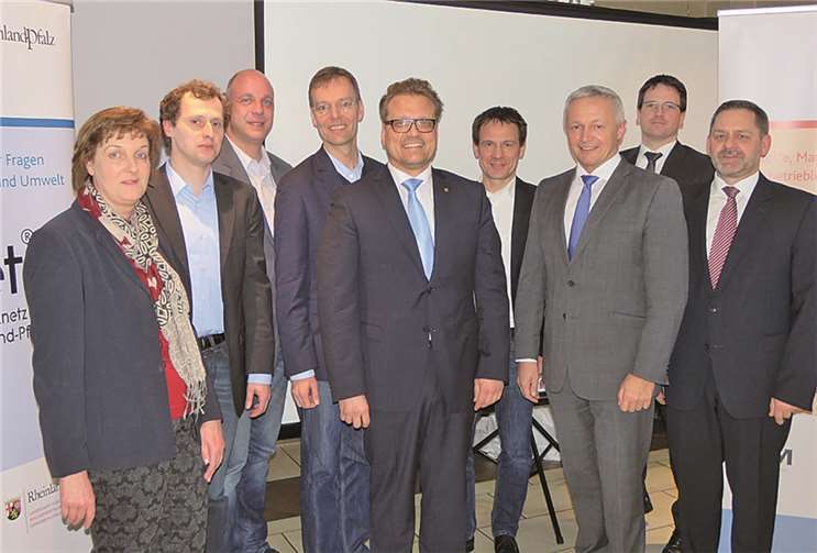 Die gute Resonanz auf die Einladung zu einem Unternehmerfrühstück mit dem Titel „Energieeffizienz lohnt sich!“ in Windhagen zeigte, dass viele Unternehmen nicht auf derzeit niedrige Energiepreise vertrauen und um die steigende Relevanz von Energiekosteneinsparungen für ihr Unternehmen wissen: (Von links) Ina Heidelbach, Kreisverwaltung, Peter Müller, Energieagentur Rheinland-Pfalz, Martin Buchholz, ISR-Windhagen e.V., Eric Weßler, ISO protect GmbH, Timo Gensel, LUWG Rheinland-Pfalz, Oliver Franz, Kreisklimaschutzmanager, Achim Hallerbach, erster Kreisbeigeordneter, Harald Schmillen, Mittelstandsförderung, Jürgen Stuermer, TÜV Süd. privat