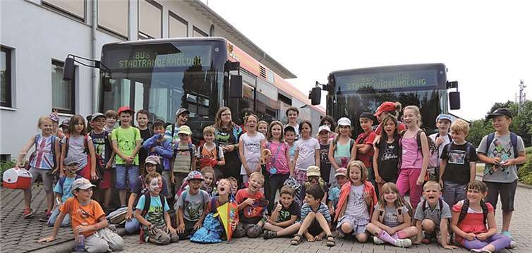 Die gute Stimmung begann schon morgens im Bus: KEVAG Verkehrs-Service sorgte für eine sichere Hin- und Rückfahrt der Kinder zur Ferienfreizeit auf dem Asterstein.  Privat