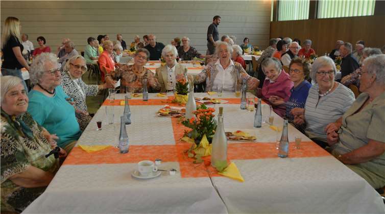 Die gute Stimmung bei den Seniorinnen und Senioren in der Leyberghalle war vorprogrammiert.