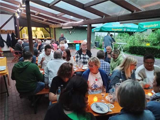 Die gute Stimmung ließ bis in die Nacht nicht nach.