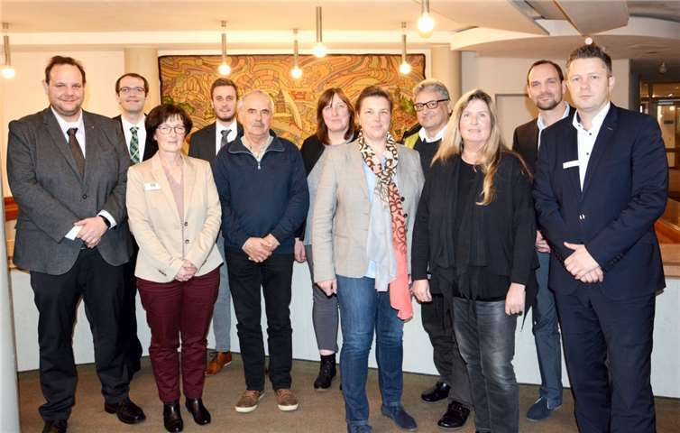 Die gute Zusammenarbeit mit den Pflegestützpunkten im Rhein-Lahn-Kreis führte jetzt zur Verlängerung der bestehenden Verträge um weitere zehn Jahre. Unser Bild zeigt die Vertreter der Stiftung Diakoniewerk Friedenswarte), der AOK, des Evangelischen Zweckverbands Kirchliche Diakoniestation Loreley-Nastätten, des Landesamtes für Jugend, Soziales und Versorgung, des Evangellischen Zweckverbands Kirchliche Sozialstation Diez, des Caritasverbands Westerwald-Rhein-Lahn) sowie der Kreisverwaltung des Rhein-Lahn-Kreises.