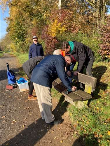 Die guten Erfahrungen beim „Gemeinsamen Tun im Quartier“, gepaart mit dem freundlichen Herbst-Sonnenschein animierten die Ehrenamtlichen aus der „Projektgruppe Sauberkeit und Infrastruktur“ des Quartiersmanagement im Raiffeisenring erneut zum „Bänke streichen“ im Ring.Foto: privat