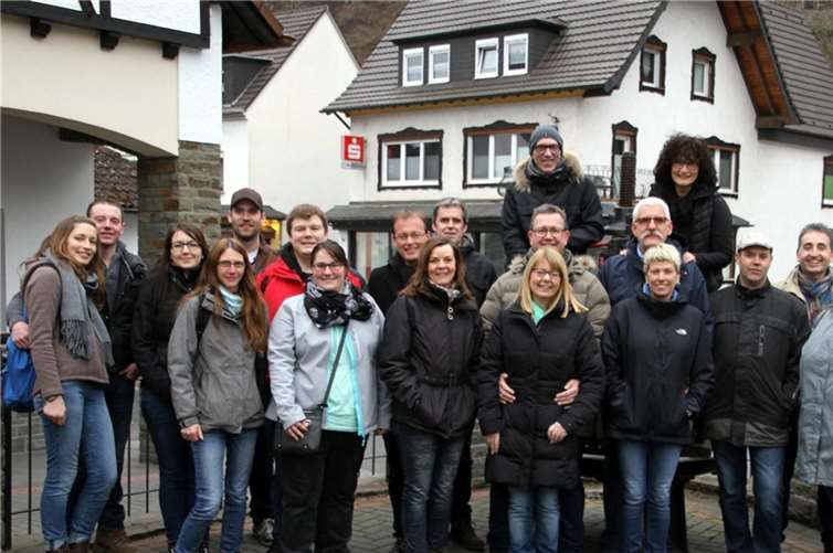 Die gutgelaunte Mendiger Garde mit Partnern und Organisatoren vor der Winzergenossenschaft in Mayschoß. Heinrich Schulte