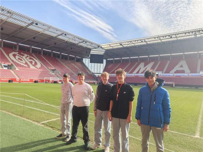 E-Sportler der bei Fifa-Turnier in Mainz Die gutgelaunten E-Sportler der Untermosel: Damian Heumann( 9c), Elias Tennert (9e), Adrian Luxem (8b), Joel Ackva (8a) und Jonas Hallabia (8b). Quelle: Realschule plus und FOS Untermosel