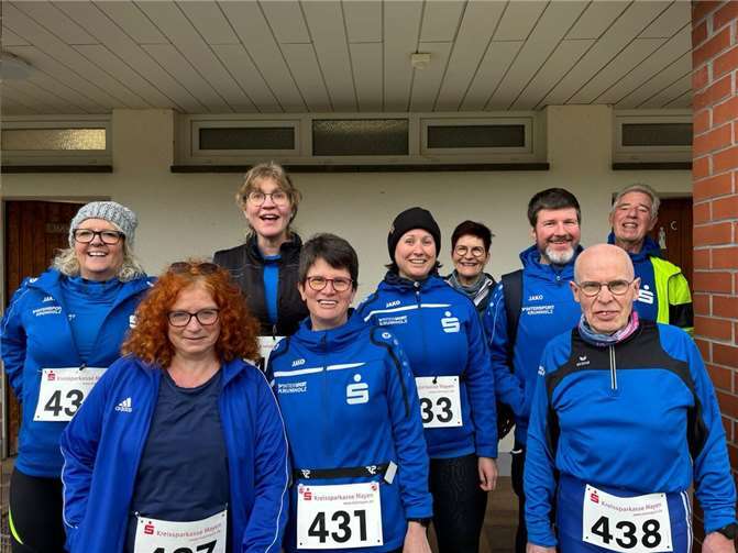 Die gutgelaunten Starter der LG Laacher See beim Winterzauberlauf in Mayen.  Foto: Marlies Daub