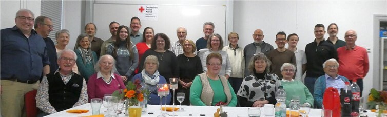 Die gutgelaunten Teilnehmerinnen und Teilnehmer im DRK-Heim. Foto: Willi Fuhrmann