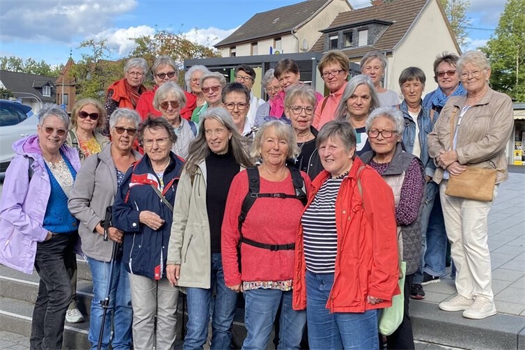 Die gutgelaunten Wanderinnen bei der Herbstwanderung der kfd in Neustadt/ Wied