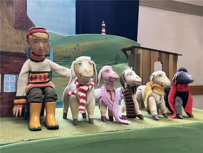 Die handgefertigten Puppen und das detailreich gestaltete Bühnenbild ließen die durch das Hohenloher Figurentheater aufgeführte Geschichte lebendig werden.