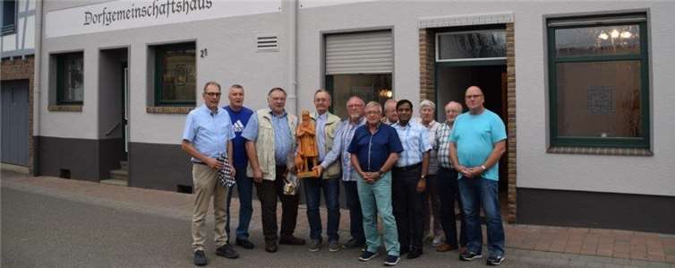 Die handgeschnitzte Statue wurde überreicht.Privat