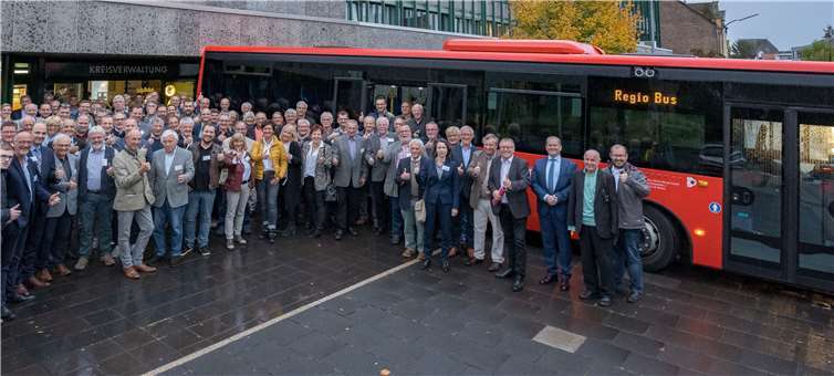 Die haupt- und ehrenamtlichen Bürgermeister sowie weitere Funktionsträger mit Landrat Dr. Jürgen Pföhler und Stephan Pauly, Geschäftsführer des VRM. Foto: Bernhard Risse