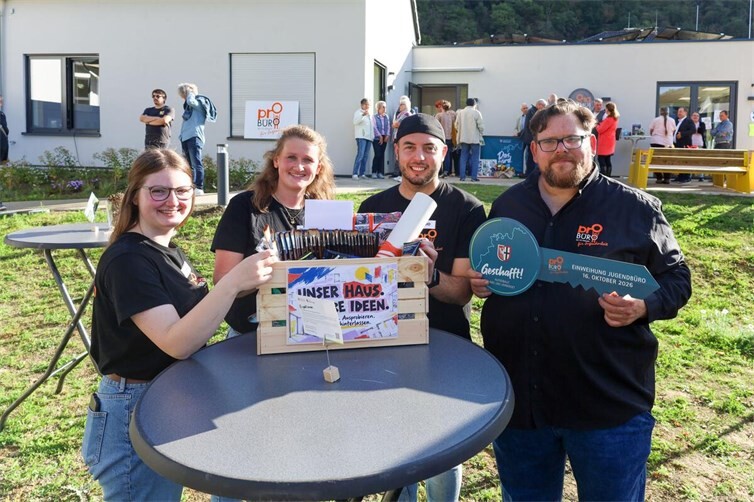 Die hauptamtlichen Mitarbeitenden des Pro Büro für Jugendarbeit der Verbandsgemeinde Altenahr, Annika Feldmann, Melanie Effert, Fabio Sonntag und Niko Sicken (v. li.), freuen sich über das neue Jugendbüro und die gut besuchte Einweihungsfeier. 