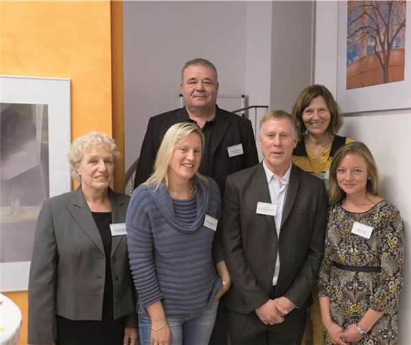 Die hauptamtlichen Mitarbeiterinnen und der Vorstand von RAT&TAT.