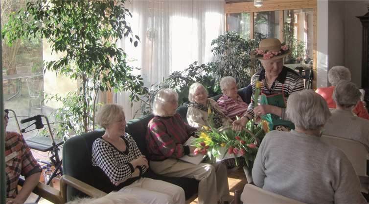 Die „hauseigene Gärtnerin“ Frau Rech überreichte jedem Bewohner und Tagespflegegast einen blumigen Frühlingsgruß. privat