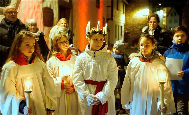 Die heilige Lucia wurde diesmal von der Messdienerin Lena Baum (2. v.r.) dargestellt.Fotos: KG
