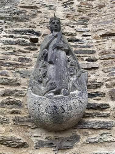 Die heilige Ursula am Obertor wird zum Fest in weiß und blau geschmückt.  Foto: privat