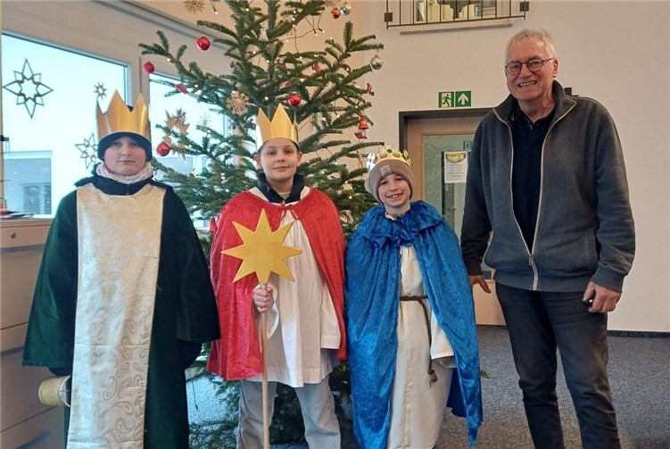 Die heiligen drei Könige mit Geschäftsführer Josef Brodam. Foto: Lisa Hartmann 