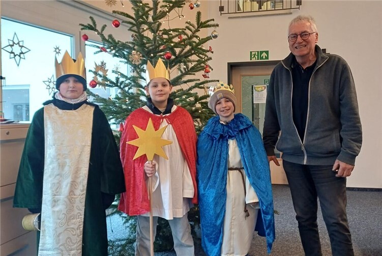 Die heiligen drei Könige mit Geschäftsführer Josef Brodam. Foto: Lisa Hartmann