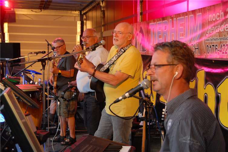 Die heimische Band „Daylight“ traf mit ihrer Country-Musik genau den Geschmack der Brummi-Fahrer und der Gäste des Treffens.